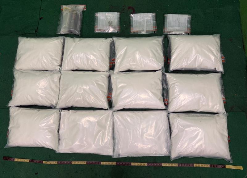 圖示檢獲的懷疑氯胺酮、依托咪酯煙彈、大麻花、可卡因和毒品吸食工具。新聞處提供。