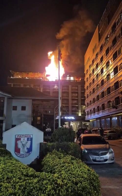 起火位置在酒店天台。 （Fire & Rescue Thailand圖片）