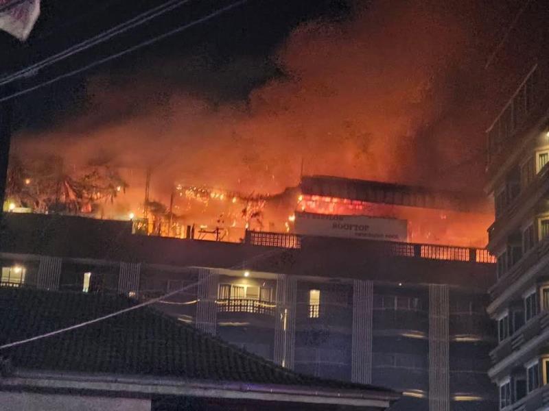 起火位置在酒店天台。 （Fire & Rescue Thailand圖片）