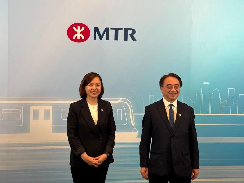 金澤培(右)表示，港鐵一直維持審慎財務管理，將會繼續因應市況推出物業發展項目。方穎暉攝。