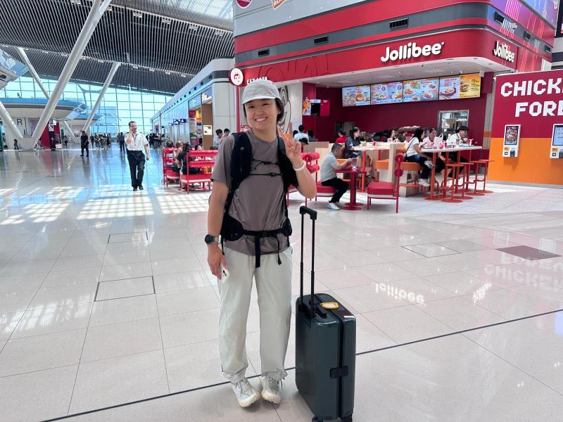 返回上海的旅客Katnes表示不知入閘後要乘捷運到T1上機，幸提早到機場，否則時間會緊逼。(袁曉琦攝)