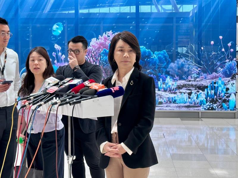機管局行政總裁張李佳蕙(右一)指目前T2客容量3000萬人次，全面開通可提升至5000萬。(袁曉琦攝)