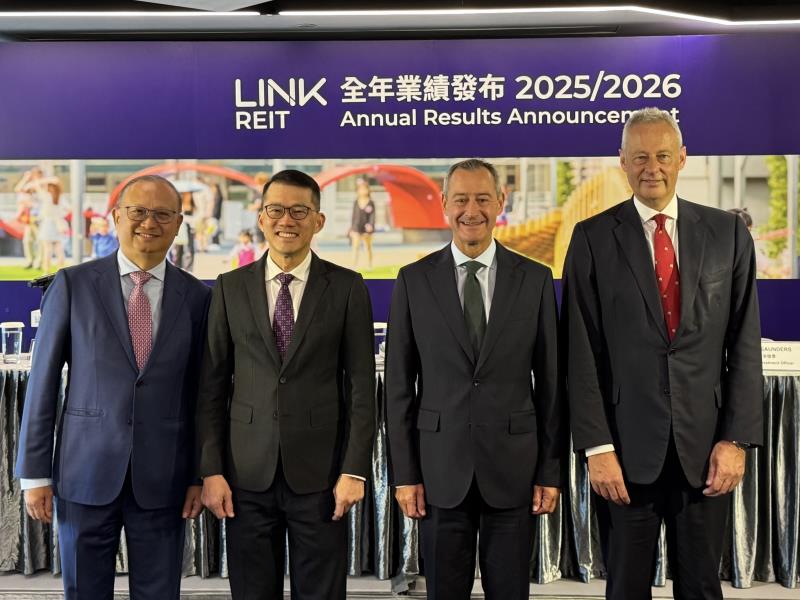 領展主席歐敦勤（右二）表示，會以合適溢價在適當時間出售非核心資產。方穎暉攝。