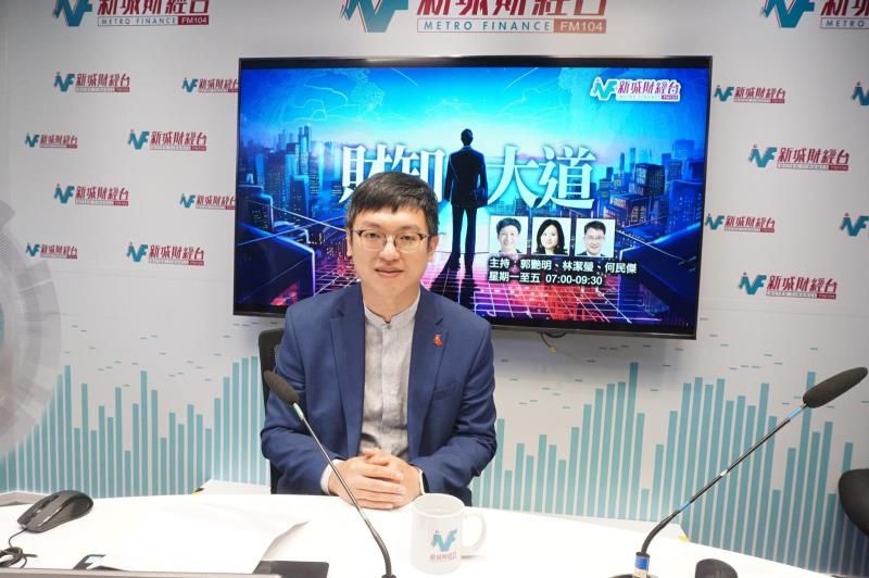 勞工及福利局副局長何啟明表示，希望藉著市區重建契機，增加誘因，吸引私人發展商興建更多安老院舍。