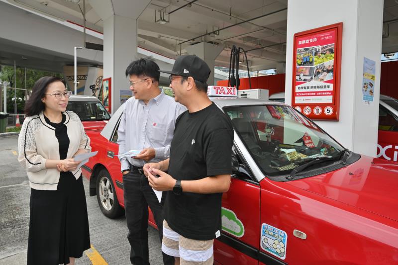 運輸署署長謝詠誼（左）表示，液化石油氣燃料補貼臨時措施至今大致暢順。（政府新聞處圖片）