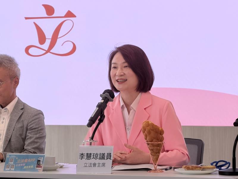 立法會主席李慧琼透露，政府今年尚有32項法例，將會提交立法會審議。（梁雪瑩攝）