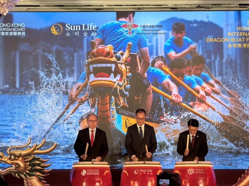 林建岳(左一)稱會把握不同盛事，加強宣傳，期望吸引更多過夜旅客訪港。(梁雪瑩攝)
