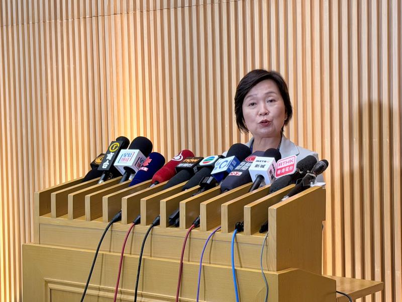 蔡若蓮就小一派位結果錯誤發放深表歉意，強調結果以明早公布為準。 (梁雪瑩攝)