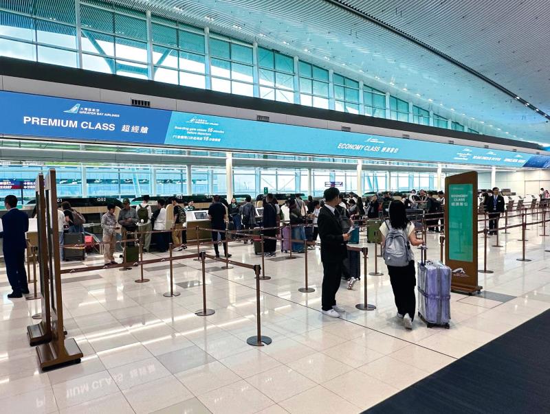 大灣區航空正式將旅客登記服務遷往二號客運大樓。大灣區航空照片。