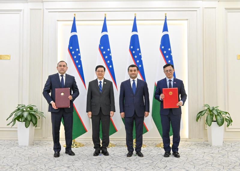 行政長官李家超在烏茲別克塔什干與烏茲別克斯坦外長賽爾多夫（右二）會面，並見證雙方政府代表就互免簽證互換照會。 (政府新聞處圖片)