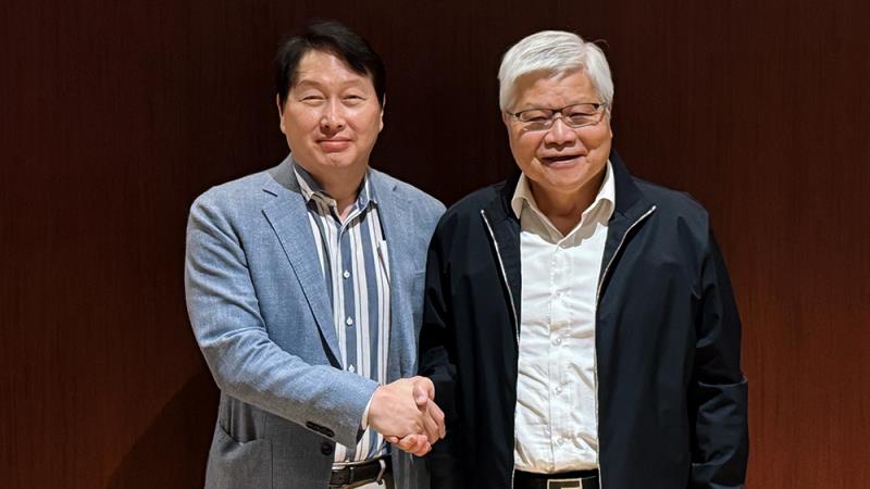 SK集團會長崔泰源（左）與台積電董事長魏哲家（右）會面。SK海力士官網相片。