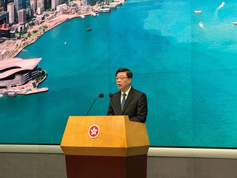 李家超表示，本港首個五年規劃是歷史性一步，有重大意義，能讓市民和社會各界實際受惠。（袁曉琦攝）