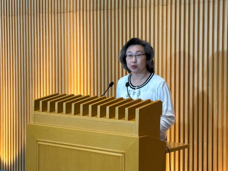 楊何蓓茵稱地緣政局持續不明朗，政府管理公共財政時不宜有任何鬆懈。 (袁嘉諾攝)