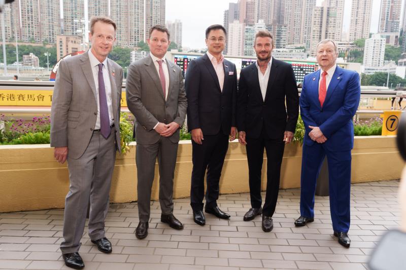 香港賽馬會行政總裁應家柏（右一）、賽馬事務執行總監夏定安（左一）、體育業務執行總監施永傑（左二）陪同傳奇球星碧咸（右二）及聯想集團執行副總裁及聯想方案服務業務集團總裁黃建恒（中）參觀跑馬地馬場。 （馬會圖片）