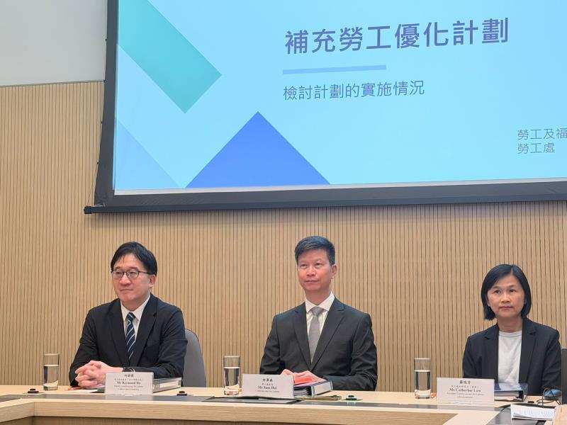 勞工處處長許澤森（中）表示，不抗拒將補充勞工優化計劃恆常化的說法。梁雪瑩攝。