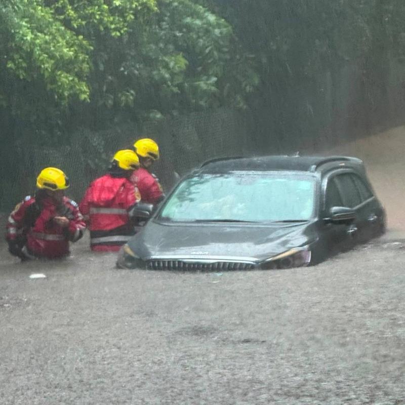 天文台一度發出黑色暴雨警告信號，消防處共接獲57宗水浸事故。消防處社交帳戶圖片。