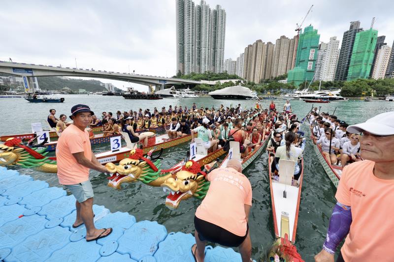 香港仔海濱舉行龍舟競渡，大會表示今年賽事在保留百年漁村人情味的同時，希望吸引更多的中外遊客。
