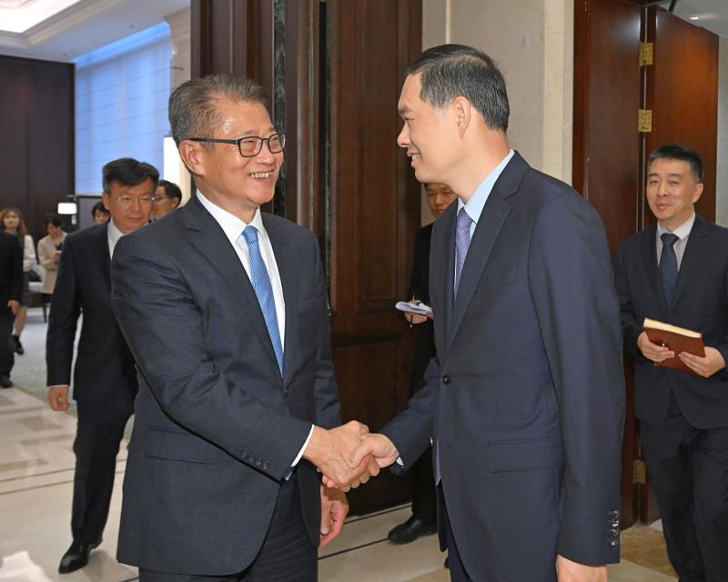 陳茂波(左)拜會江蘇省省長劉小濤(右)。(政府新聞公報圖片)