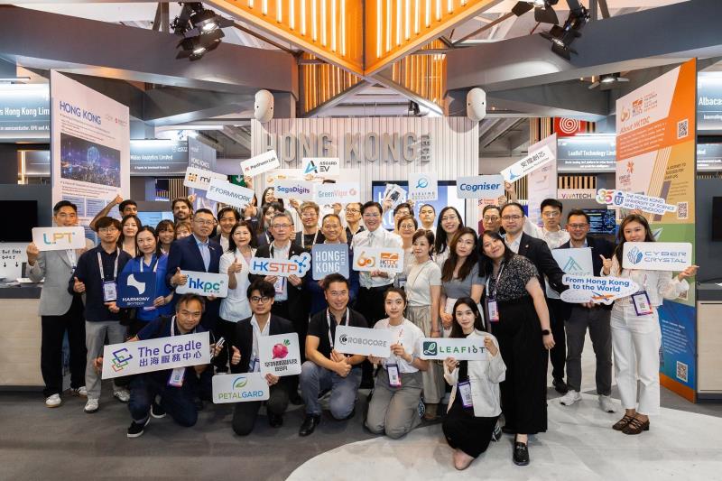 圖示香港初創公司代表於VivaTech 2026香港科技館前合照。新聞處提供。
