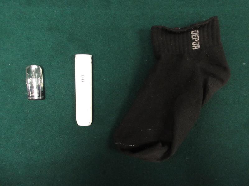 藏於襪子的依托咪酯煙彈及電子煙裝置。(政府新聞公報圖片)
