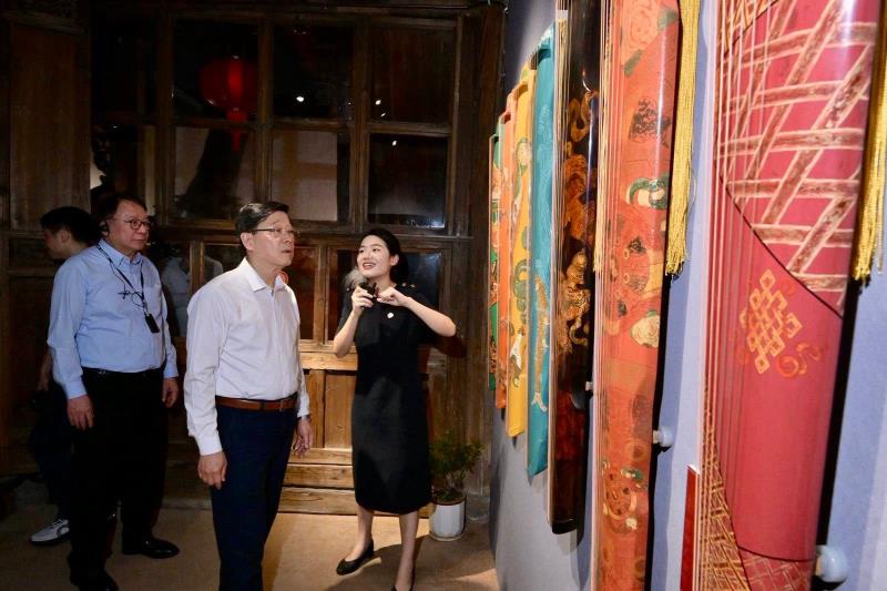 李家超夜訪福建「 三坊七巷」，體驗保育文化及推廣旅遊工作。(李家超Facebook 圖片)
