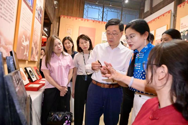 羅淑佩陪同特首李家超夜訪福建「 三坊七巷」，體驗如何結合歷史遺蹟，打造成文旅景點。(李家超Facebook 圖片)