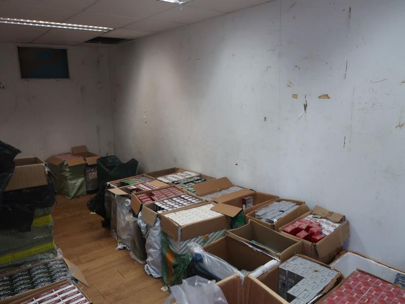 海關於新田麒麟村一個大型鐵皮場檢獲約148萬支私煙。（政府新聞處圖片）