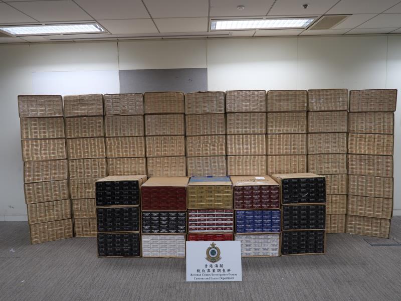 海關於新田麒麟村一個大型鐵皮場檢獲約148萬支私煙。（政府新聞處圖片）