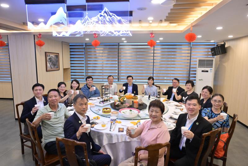 李家超與在福建生活的長者到酒樓飲茶。（政府新聞處圖片）