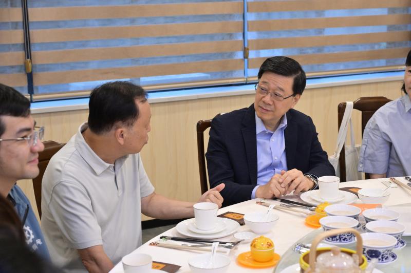 李家超與在福建生活的長者到酒樓飲茶。（政府新聞處圖片）