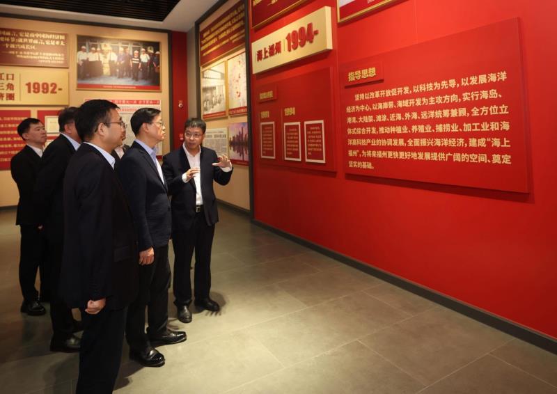 李家超今早參訪「3820」戰略工程實施30周年成就展，表示對本港正編制的香港首份五年規劃，具有很大啟發性。（李家超社交平台圖片）