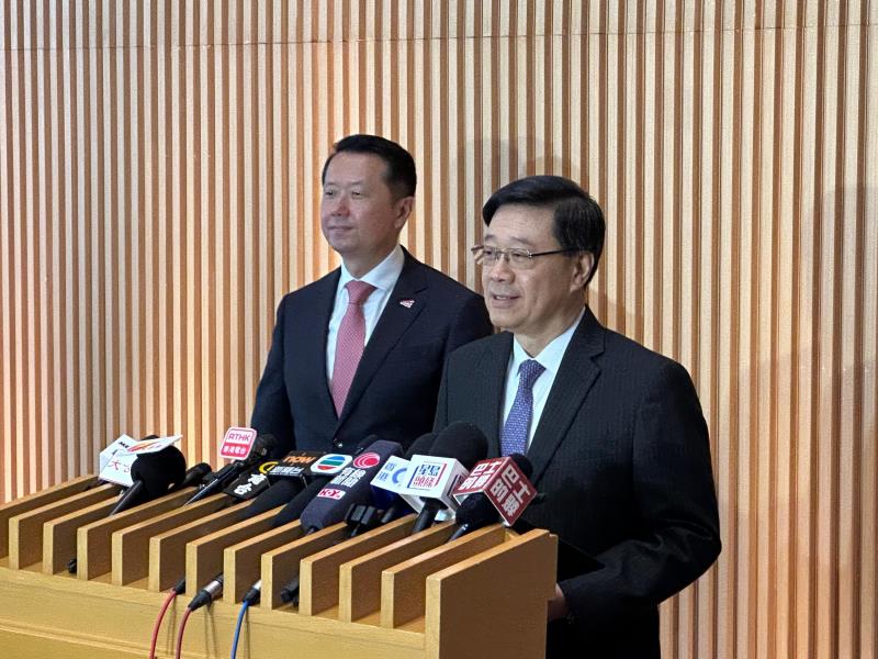 李家超（右）宣布，下周一起正式展開2026年施政報告的公眾諮詢。（袁曉琦攝）