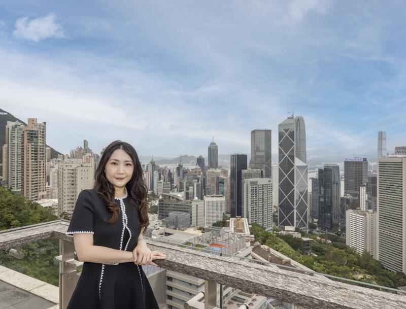 長實營業經理陳詠慈表示，項目僅有的兩套頂層連天台大宅售罄，足證市場對頂級物業的渴求。長實照片。