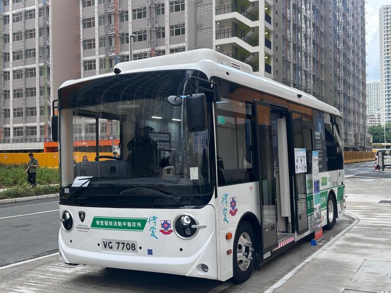 博愛醫院安排流動中醫醫療車，為居民提供普通科、 針灸及骨傷科服務。 (袁曉琦攝)