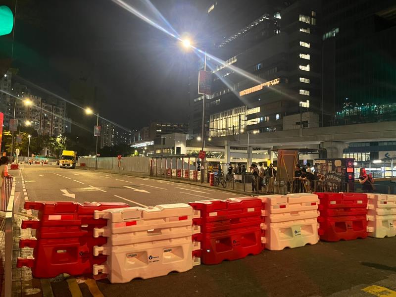 觀塘裕民坊凌晨起永久封閉，配合市建局「觀塘市中心 2.0」 地下管道改線工程。(左樂瑤攝)