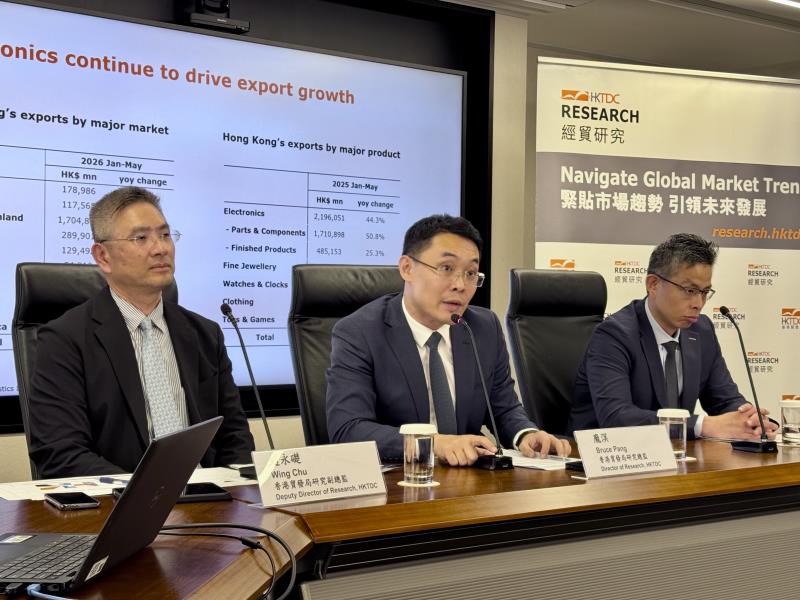 貿發局研究總監龐溟（中）表示，在高基數影響下，今年下半年出口增速或放緩。方穎暉攝。