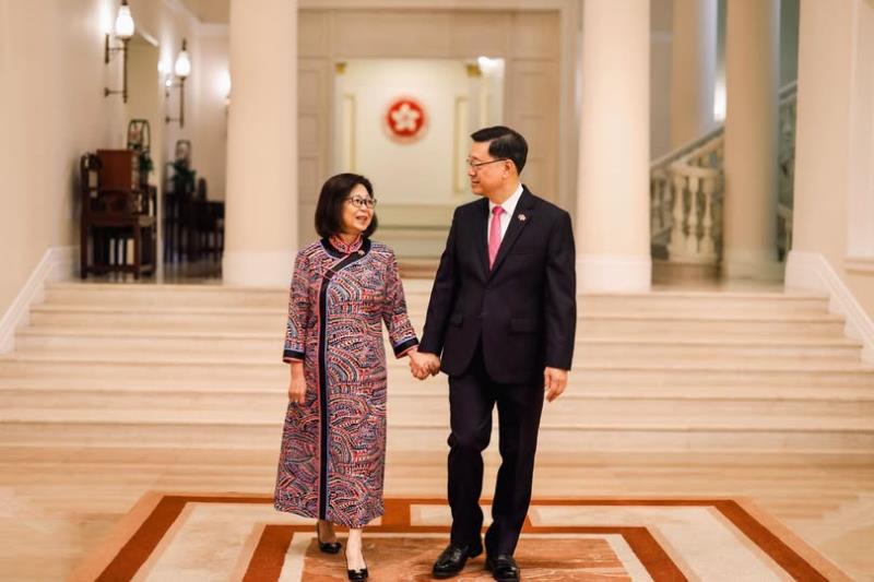 特首李家超在社交平台帖文發照片，顯示與太太林麗嬋同出發參與回歸活動，感謝對方過去 4年任期，相伴扶持。(李家超網頁照片)