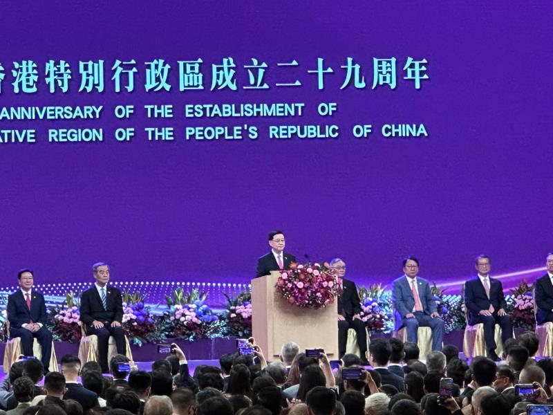行政長官李家超在慶回歸酒會致辭：全力發展 維持穩定 改善民生。(袁曉琦攝)