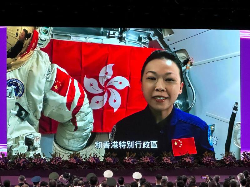港載荷專家黎家盈太空拍片慶回歸29年，在慶回歸酒會上播放。(袁曉琦攝)