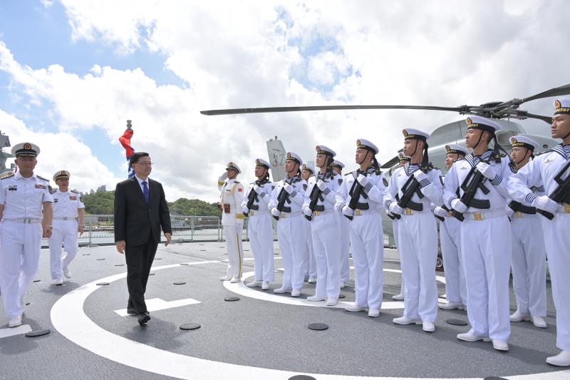 行政長官李家超上午在昂船洲軍營出席中國人民解放軍海軍南寧艦編隊抵達香港歡迎儀式。圖示李家超（左三）參觀導彈驅逐艦南寧艦。