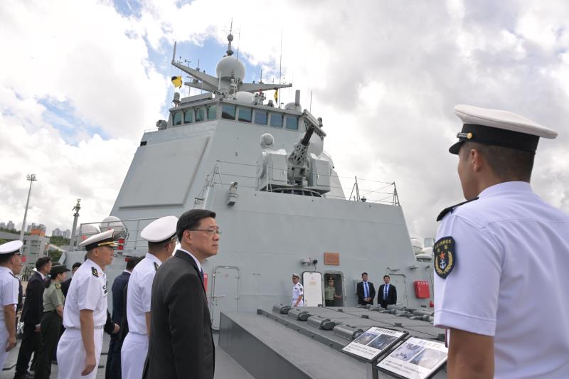 行政長官李家超上午在昂船洲軍營出席中國人民解放軍海軍南寧艦編隊抵達香港歡迎儀式。圖示李家超（右二）參觀導彈驅逐艦南寧艦。