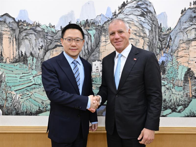 廖岷(左)於北京會見艾橋智(右)，就宏觀經濟形勢和政策、中英經濟合作等議題交換意見。財政部圖片。