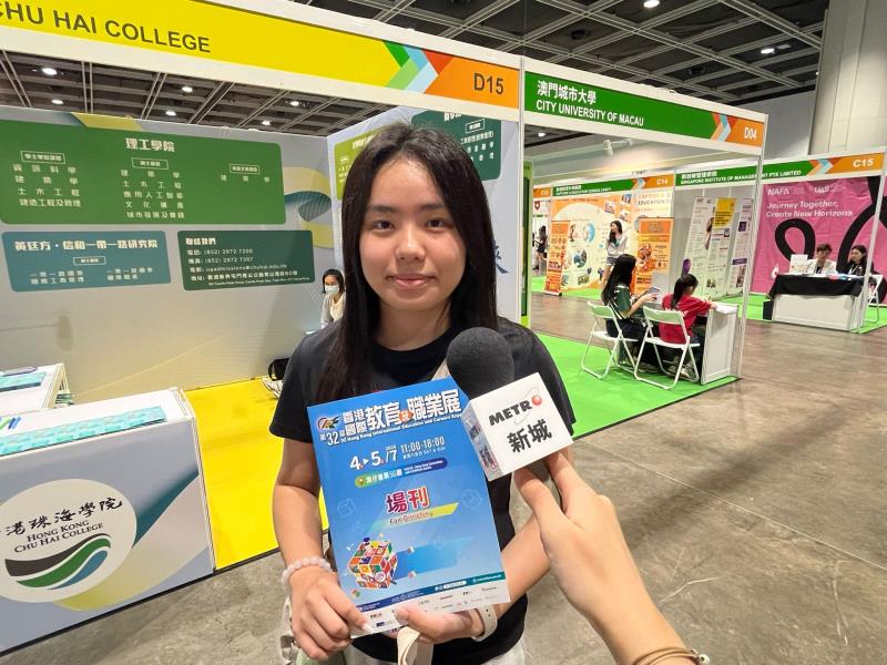 陳同學是應屆文憑試考生，她表示有報考副學士學位以及「兩校聯招」等。(左樂瑤攝)