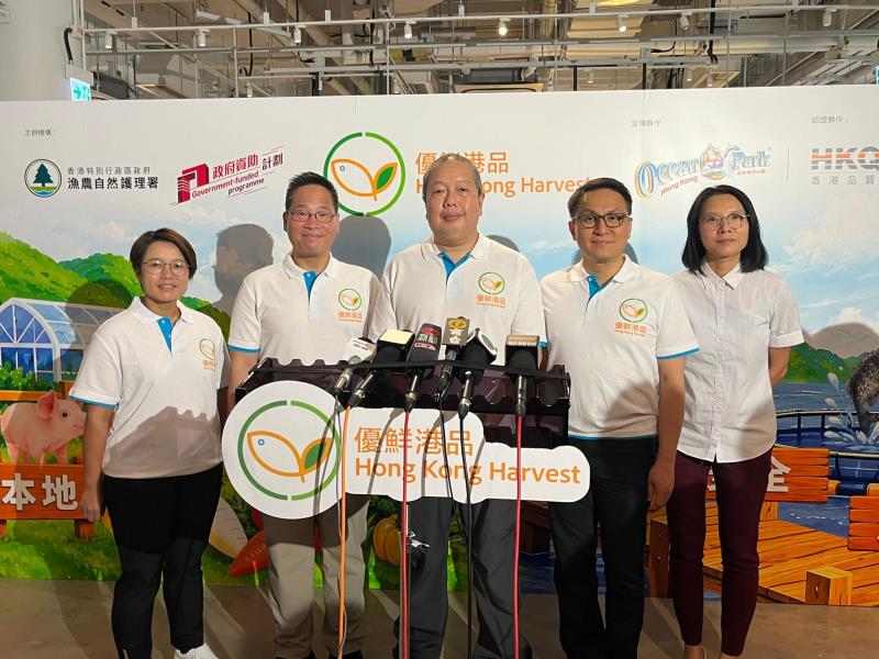 漁護署助理署長朱振華(中)表示，「優鮮港品」有助提高本地漁農產品市場售價。(左樂瑤攝)