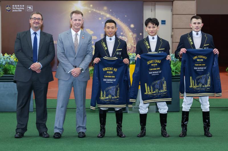 「香港隊」在公佈儀式上接過專屬隊衣.（馬會提供圖片）
