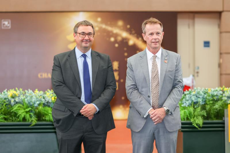 香港賽馬會賽馬事務執行總監夏定安（右）及雅士谷馬場賽馬及公共事務總監Nick Smith（左）出席識價盃「香港隊」公佈儀式.（馬會提供圖片）
