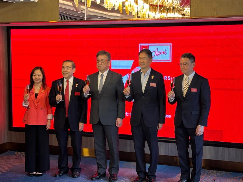 商務及經濟發展局局長丘應樺(中)歡迎飲食業提升產品服務質素，應對北上消費浪潮。美心集團主席兼董事總經理伍偉國(右二)表示集團以創新思維，推動轉型，貼近顧客需要求變。(袁曉琦攝)