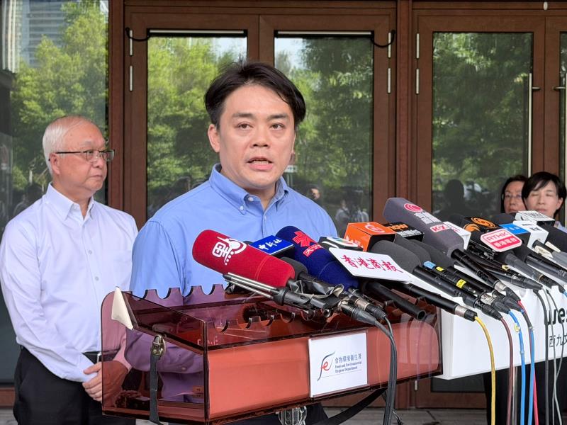 食環署署長袁旭健表示物寵物准入食肆首月為適應期，會派專隊每日到獲批餐聽巡視，提供協助。(梁雪瑩攝)