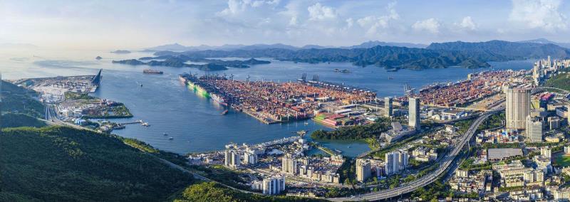 和記港口目前於9個APEC成員經濟體營運22個港口，2025年總吞吐量達6340萬個標準箱，集團早於90年代初已進軍海外市場發展港口業務，在全球港口網絡具有豐富國際營運經驗。