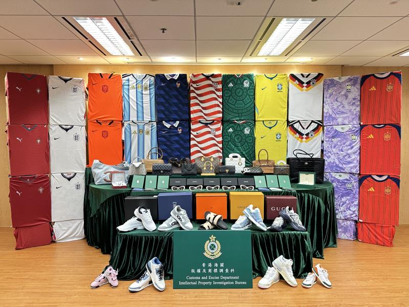 海關檢獲的懷疑冒牌物品，包括球衣、手袋和鞋具，估計市值約310萬元。（政府新聞處圖片）
